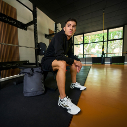 SUDADERA CON CAPUCHA BREATH NEGRO